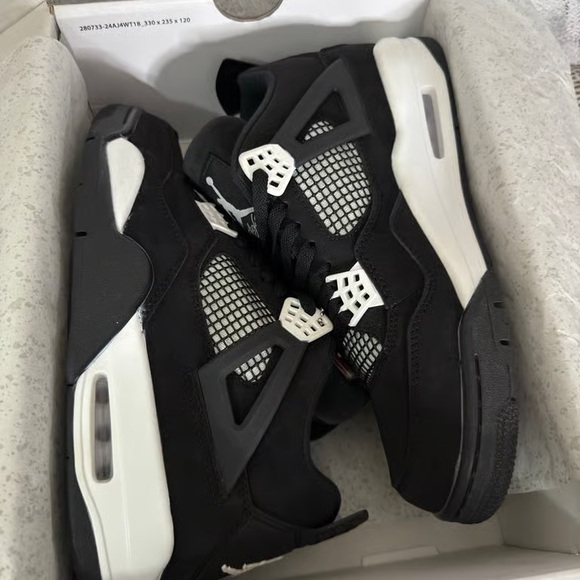 Air Jordan 4 White Thunder